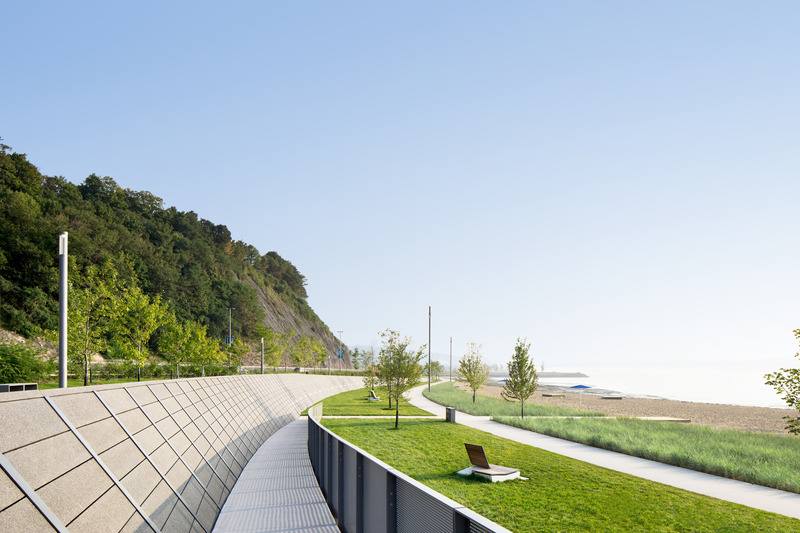 Press kit | 718-04 - Press release | Promenade Samuel-De Champlain, Phase 3 - Daoust Lestage Lizotte Stecker - Institutional Architecture -  Beach sector; the granite wall as an architectured fragment of the adjacent cliff  - Photo credit: Adrien Williams