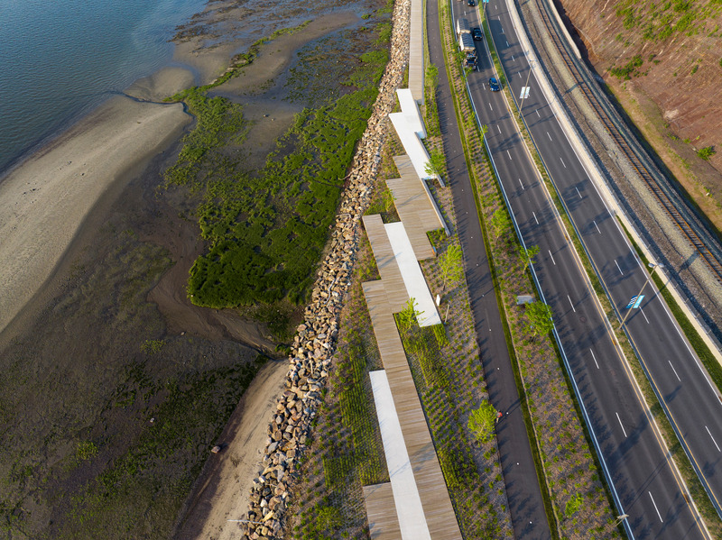 Press kit | 718-04 - Press release | Promenade Samuel-De Champlain, Phase 3 - Daoust Lestage Lizotte Stecker - Institutional Architecture -  Marshland Wharf; juxtaposition of docks enhancing the consolidated existing marsh ecosystem  - Photo credit: Maxime Brouillet