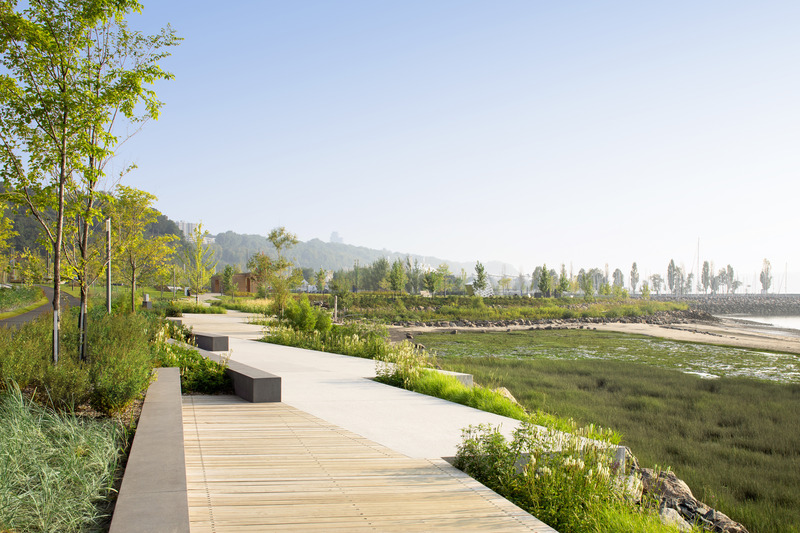 Press kit | 718-04 - Press release | Promenade Samuel-De Champlain, Phase 3 - Daoust Lestage Lizotte Stecker - Institutional Architecture -  Marshland Wharf; juxtaposition of docks enhancing the consolidated existing marsh ecosystem  - Photo credit: Adrien Williams