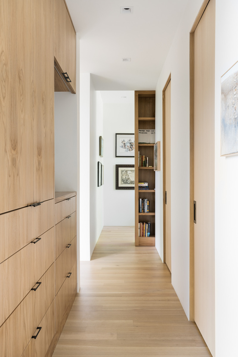 Press kit | 2757-42 - Press release | Sparano + Mooney Architecture's Emigration Creek Residence is Uniquely Shaped by its Site - Sparano + Mooney Architecture - Residential Architecture - <p class="">An upstairs hallway features refined oak millwork and a dramatic floor-to-ceiling pocket door that incorporates storage space and display niches.</p> - Photo credit: Lucy Call Photography