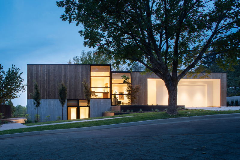 Press kit | 2757-42 - Press release | Sparano + Mooney Architecture's Emigration Creek Residence is Uniquely Shaped by its Site - Sparano + Mooney Architecture - Residential Architecture - <p class="">The distinctively-placed windows on the front façade make the home appear to glow at night. </p> - Photo credit: Matt Winquist Photography