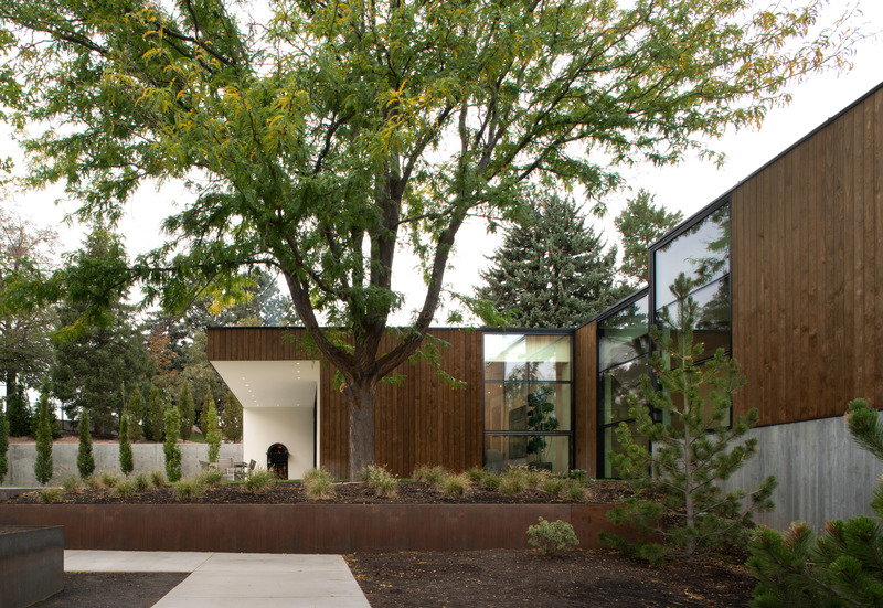 Press kit | 2757-42 - Press release | Sparano + Mooney Architecture's Emigration Creek Residence is Uniquely Shaped by its Site - Sparano + Mooney Architecture - Residential Architecture - <p class="">The organization of the home on the site was established to capture the sound and view of the creek through an “L” shaped configuration. </p> - Photo credit: Matt Winquist Photography