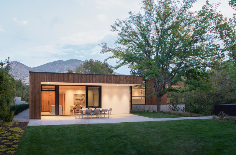 Press kit | 2757-42 - Press release | Sparano + Mooney Architecture's Emigration Creek Residence is Uniquely Shaped by its Site - Sparano + Mooney Architecture - Residential Architecture - <p class="">The outdoor eating area, which leads to the backyard, is a natural extension of the interior living spaces. </p> - Photo credit: Matt Winquist Photography