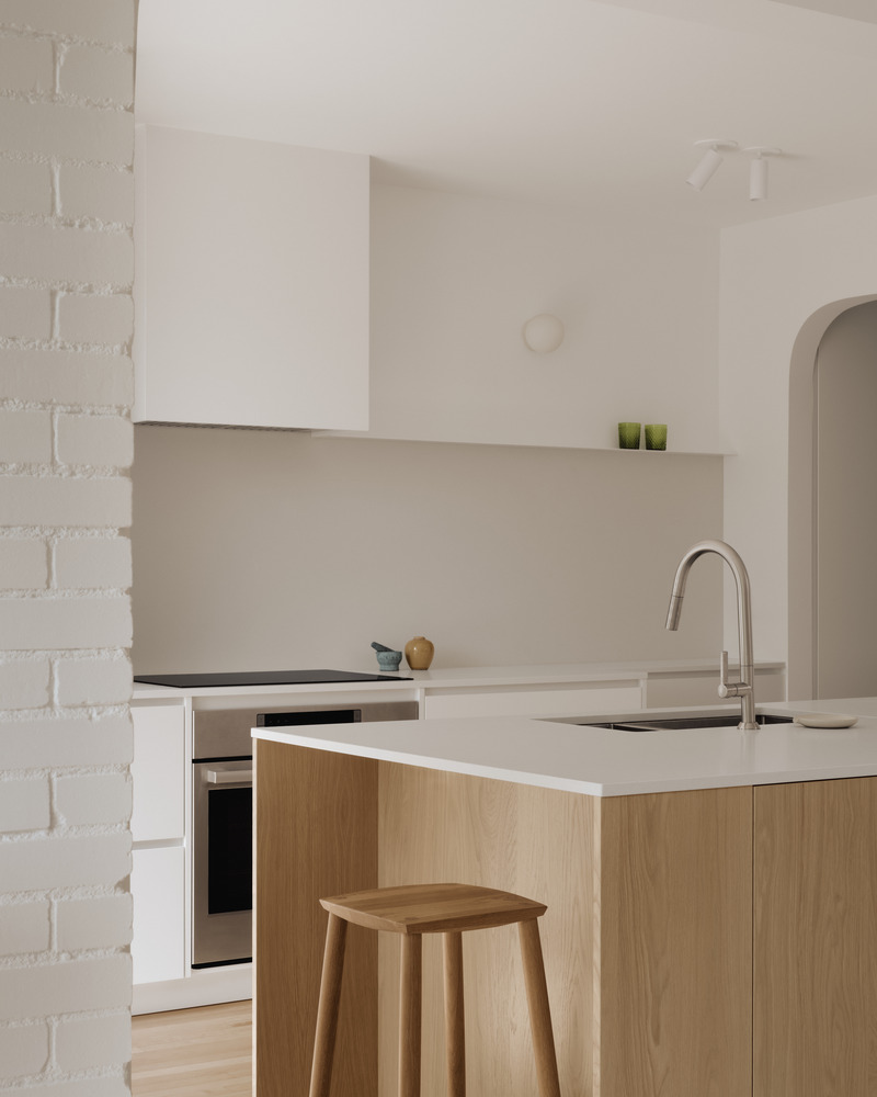 Press kit | 4241-08 - Press release | Louis-Hébert Residence - Vives St-Laurent - Residential Interior Design - Kitchen - Photo credit: Alex Lesage