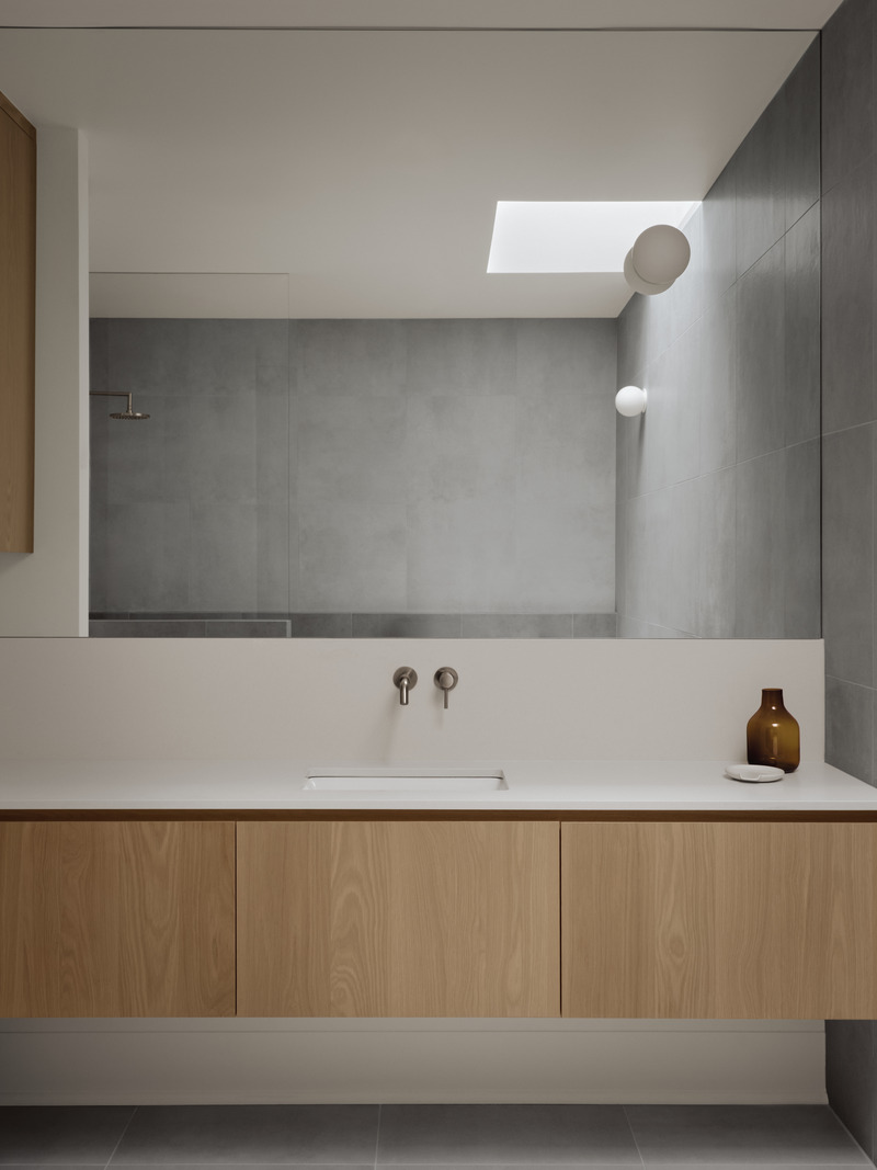 Press kit | 4241-08 - Press release | Louis-Hébert Residence - Vives St-Laurent - Residential Interior Design - Bathroom - Photo credit: Alex Lesage