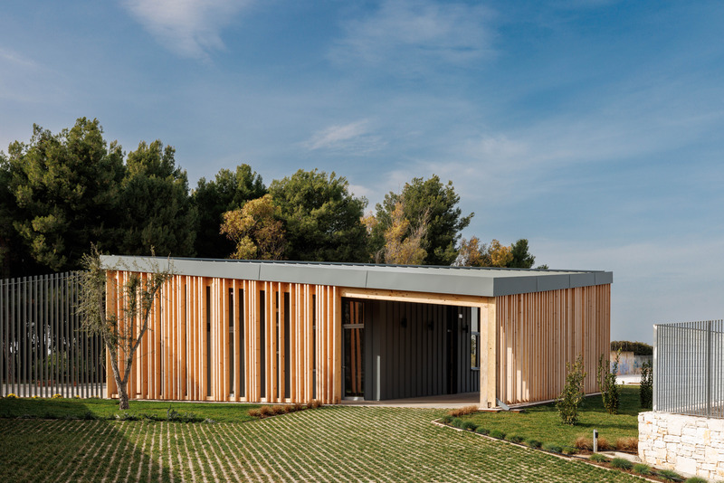 Dossier de presse | 6966-02 - Communiqué de presse | AIDI. Bienvenue dans le garde-manger ! - Mixtura - Architecture institutionnelle -  Le bâtiment vu du sud-est. L'entrée principale pour les voitures et les personnes  - Crédit photo : Cesare Querci