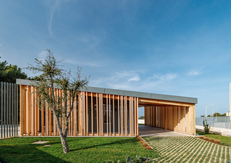 Dossier de presse | 6966-02 - Communiqué de presse | AIDI. Bienvenue dans le garde-manger ! - Mixtura - Architecture institutionnelle - Façade sud et accès principal au portique - Crédit photo : Cesare Querci