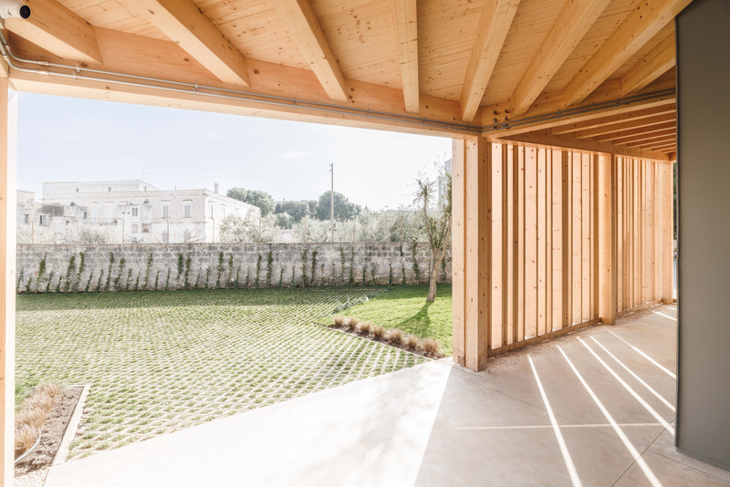Dossier de presse | 6966-02 - Communiqué de presse | AIDI. Bienvenue dans le garde-manger ! - Mixtura - Architecture institutionnelle -  Sous le portique vers l'entrée principale des voitures et le jardin  - Crédit photo : Cesare Querci