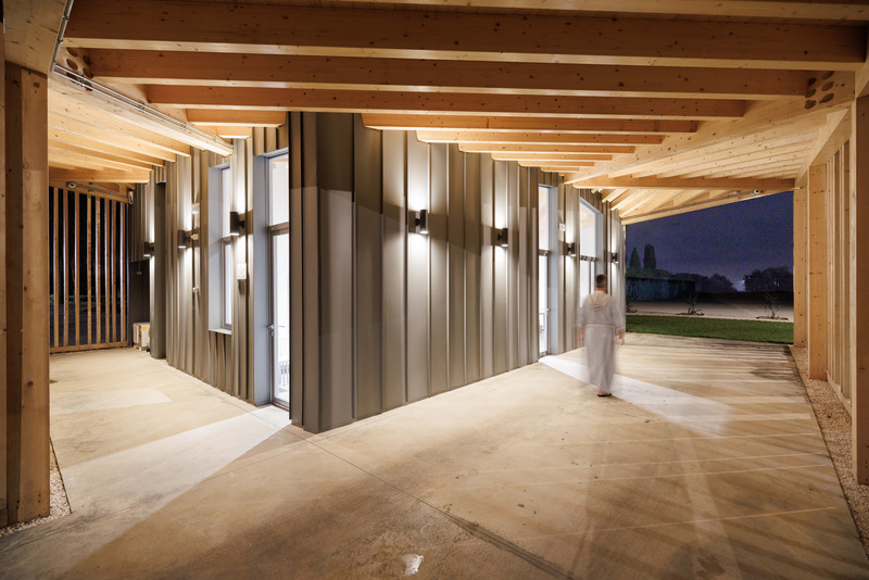 Dossier de presse | 6966-02 - Communiqué de presse | AIDI. Bienvenue dans le garde-manger ! - Mixtura - Architecture institutionnelle -  La nuit, les jeux de lumière se mélangent à la structure en bois  - Crédit photo : Cesare Querci