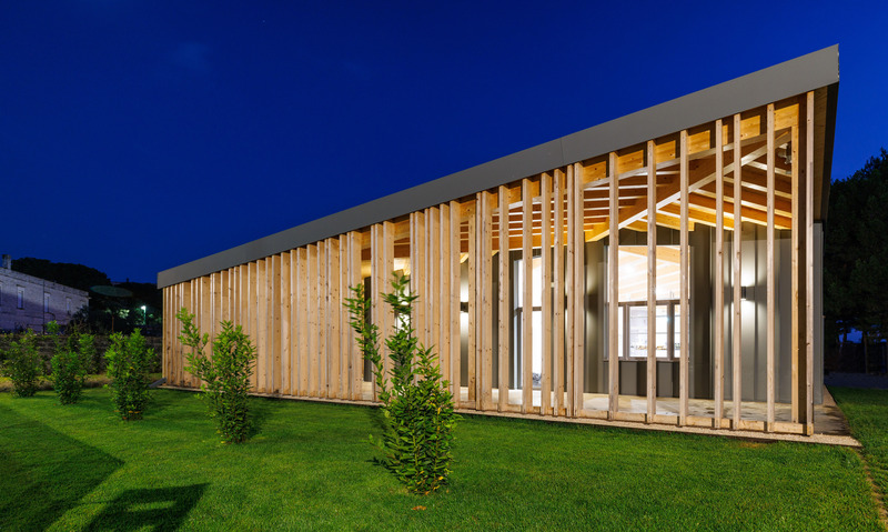 Dossier de presse | 6966-02 - Communiqué de presse | AIDI. Bienvenue dans le garde-manger ! - Mixtura - Architecture institutionnelle - Façade Est la nuit. Le système brise-soleil - Crédit photo : Cesare Querci 