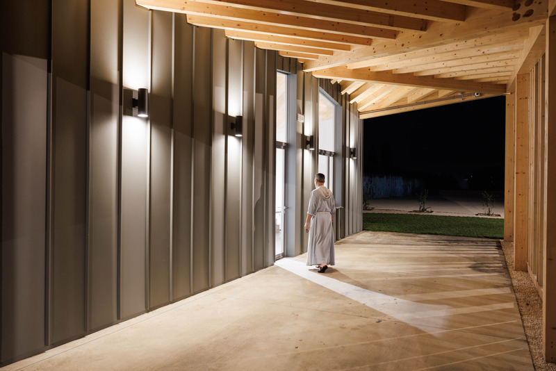 Dossier de presse | 6966-02 - Communiqué de presse | AIDI. Bienvenue dans le garde-manger ! - Mixtura - Architecture institutionnelle - Sous le portique. L'entrée principale du garde-manger et le point de distribution - Crédit photo : Cesare Querci