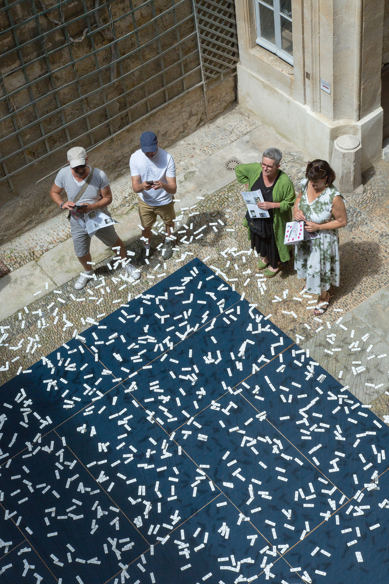 Dossier de presse | 7090-01 - Communiqué de presse | Les Fleurs de la Maladie : installation artistique des tests COVID-19 recyclés - Subset - Design urbain -  Les Fleurs de la Maladie - Installation du haut <br><br>  - Crédit photo : Paul Kozlowski - Photoarchitecture