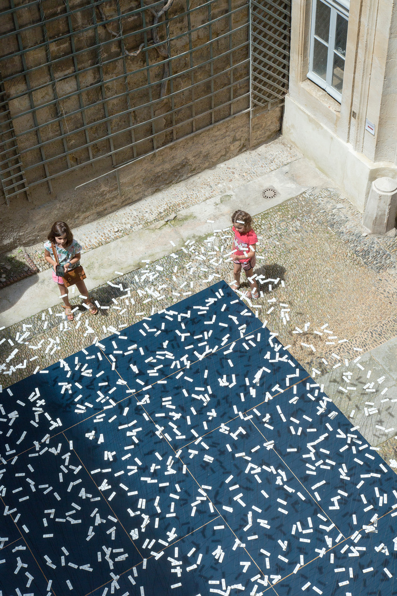Dossier de presse | 7090-01 - Communiqué de presse | Les Fleurs de la Maladie : installation artistique des tests COVID-19 recyclés - Subset - Design urbain -  Enfants jouant avec l'installation <br>  - Crédit photo : Paul Kozlowski - Photoarchitecture