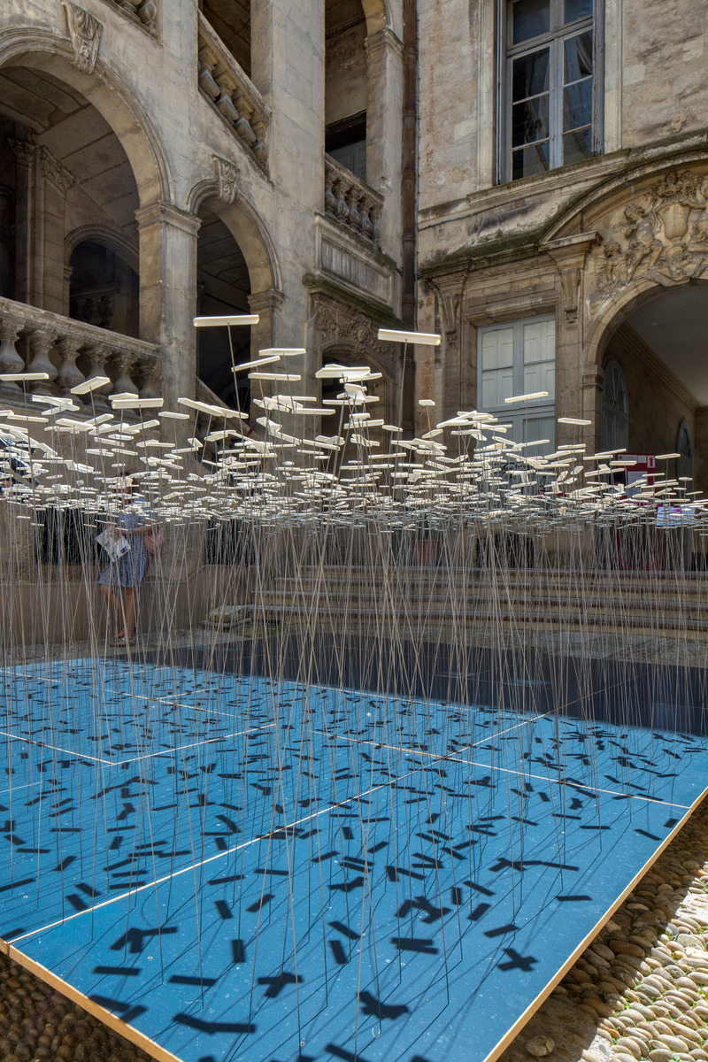 Dossier de presse | 7090-01 - Communiqué de presse | Les Fleurs de la Maladie : installation artistique des tests COVID-19 recyclés - Subset - Design urbain -  Les Fleurs de la Maladie - jeu d'ombres et de lumières  - Crédit photo : Paul Kozlowski - Photoarchitecture