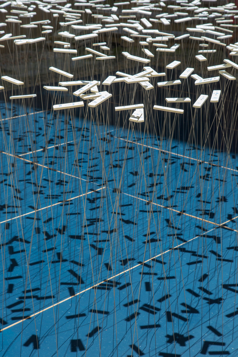Dossier de presse | 7090-01 - Communiqué de presse | Les Fleurs de la Maladie : installation artistique des tests COVID-19 recyclés - Subset - Design urbain -  Les Fleurs de la Maladie - jeu d'ombres et de lumières  - Crédit photo : Paul Kozlowski - Photoarchitecture