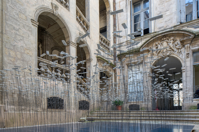 Dossier de presse | 7090-01 - Communiqué de presse | Les Fleurs de la Maladie : installation artistique des tests COVID-19 recyclés - Subset - Design urbain -  Prairie fleurie - Les Fleurs de la Maladie  - Crédit photo : Paul Kozlowski - Photoarchitecture