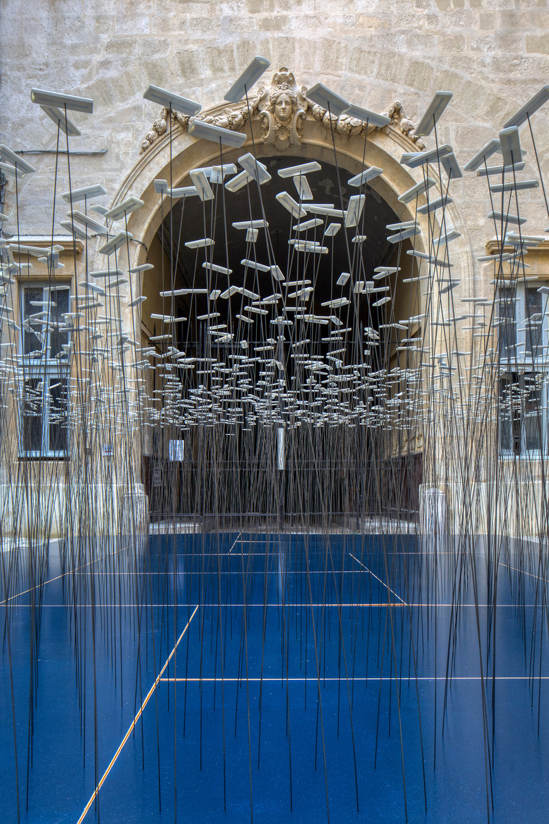 Dossier de presse | 7090-01 - Communiqué de presse | Les Fleurs de la Maladie : installation artistique des tests COVID-19 recyclés - Subset - Design urbain -  Prairie fleurie - Les Fleurs de la Maladie  - Crédit photo : Paul Kozlowski - Photoarchitecture