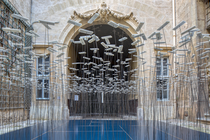 Dossier de presse | 7090-01 - Communiqué de presse | Les Fleurs de la Maladie : installation artistique des tests COVID-19 recyclés - Subset - Design urbain -  Prairie fleurie - Les Fleurs de la Maladie  - Crédit photo : Paul Kozlowski - Photoarchitecture