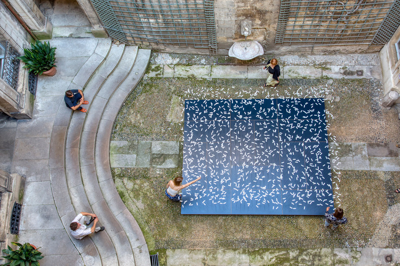 Dossier de presse | 7090-01 - Communiqué de presse | Les Fleurs de la Maladie : installation artistique des tests COVID-19 recyclés - Subset - Design urbain -  Les Fleurs de la Maladie du haut   - Crédit photo : Paul Kozlowski - Photoarchitecture