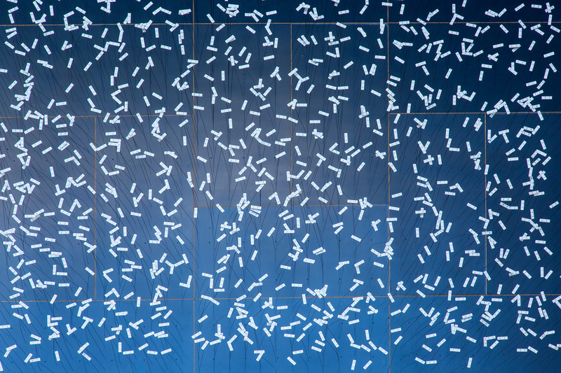 Dossier de presse | 7090-01 - Communiqué de presse | Les Fleurs de la Maladie : installation artistique des tests COVID-19 recyclés - Subset - Design urbain -  Les Fleurs de la Maladie du haut   - Crédit photo : Paul Kozlowski - Photoarchitecture