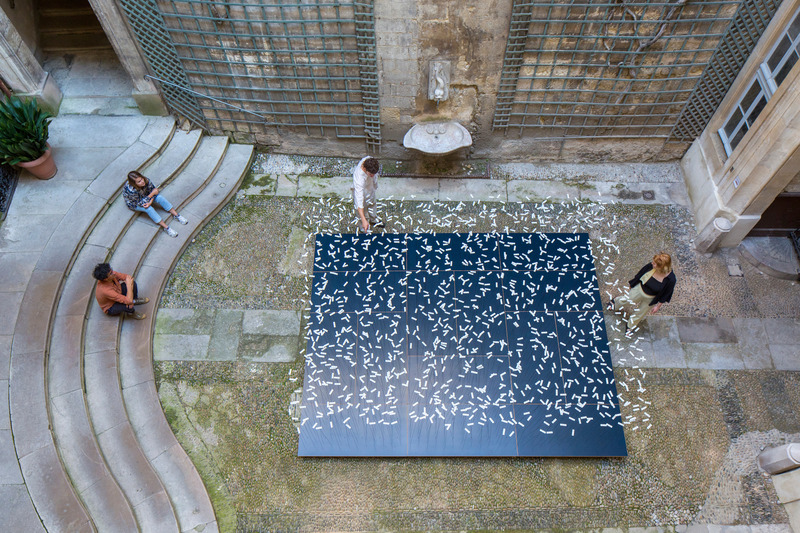 Dossier de presse | 7090-01 - Communiqué de presse | Les Fleurs de la Maladie : installation artistique des tests COVID-19 recyclés - Subset - Design urbain -  Installation dans la cour du Hôtel des Trésoriers de la Bourse<br>  - Crédit photo : Paul Kozlowski - Photoarchitecture