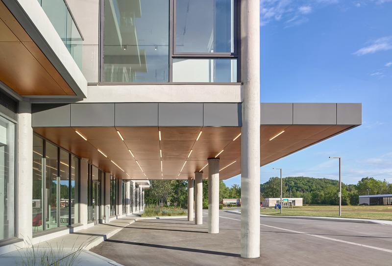Dossier de presse | 1513-07 - Communiqué de presse | Bata Shoe Factory Revitalization - Dubbeldam Architecture + Design & BDP Quadrangle - Architecture résidentielle - The entrance canopy with dramatic LED lighting extends outward offering a sheltered reception, welcoming residents and the community at large - Crédit photo : Scott Norsworthy