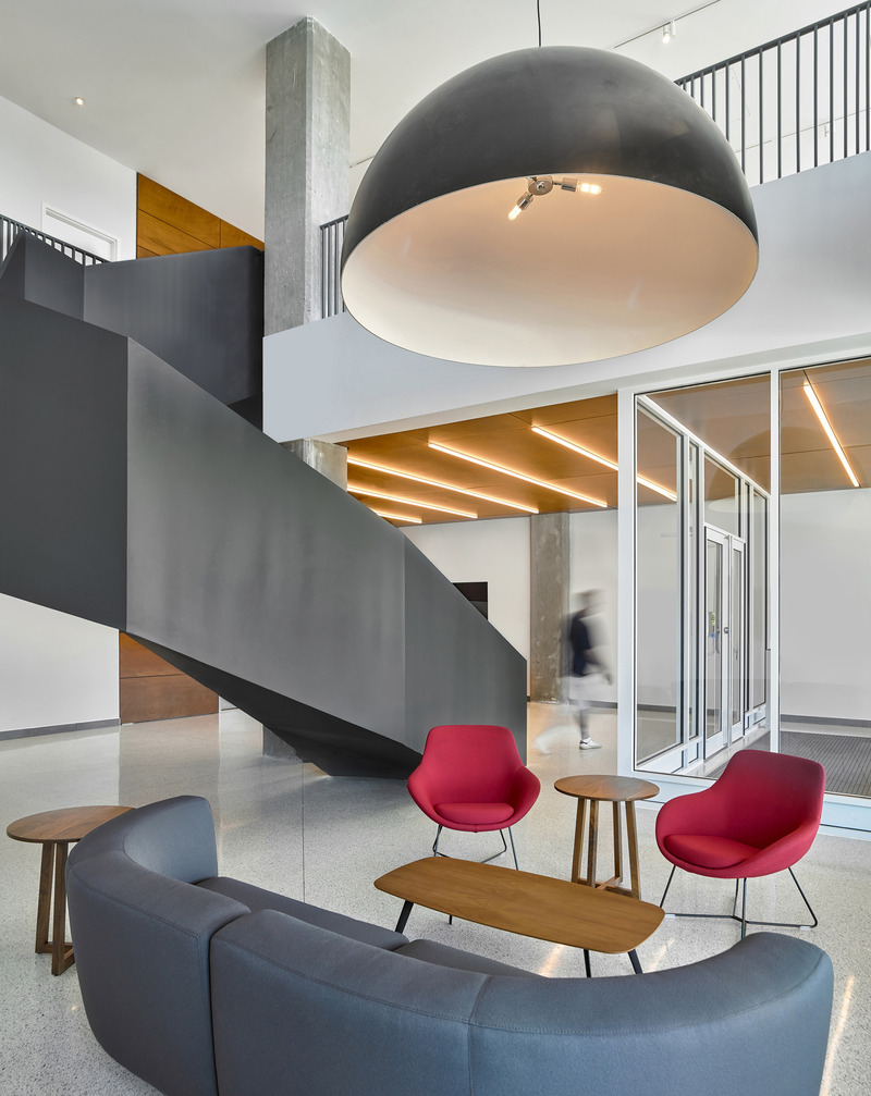 Dossier de presse | 1513-07 - Communiqué de presse | Bata Shoe Factory Revitalization - Dubbeldam Architecture + Design & BDP Quadrangle - Architecture résidentielle - The double-height lobby connects to the second-floor community spaces via a sculptural steel stair; its wide, playful and inviting steps activate the space, encouraging people to use them rather than the elevator. - Crédit photo : Scott Norsworthy