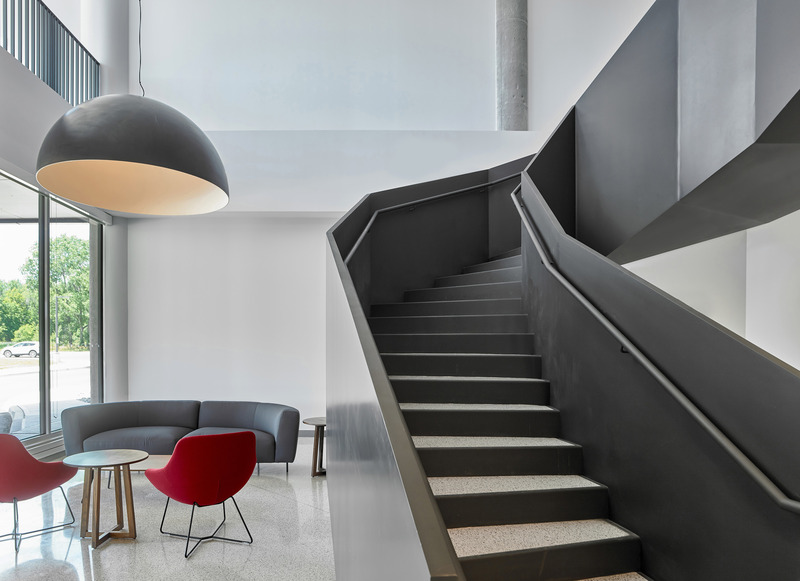 Dossier de presse | 1513-07 - Communiqué de presse | Bata Shoe Factory Revitalization - Dubbeldam Architecture + Design & BDP Quadrangle - Architecture résidentielle - The geometric shape of the stair instills a sense of strength and permanence in a building that has been given a second life. An oversized light fixture floats over the lobby sitting area comprised of furniture from primarily Canadian fabricators and suppliers. - Crédit photo : Scott Norsworthy