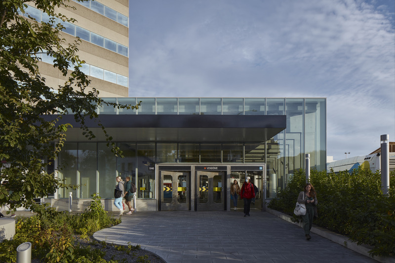 Dossier de presse | 7036-01 - Communiqué de presse | Le Pôle multimodal Vendôme se distingue à l’international en remportant un Architecture MasterPrize dans la catégorie « Transportation » - Bisson Fortin | Provencher_Roy Architectes en consortium - Architecture institutionnelle - Nouvel édicule à la station Vendôme - Crédit photo : James Brittain