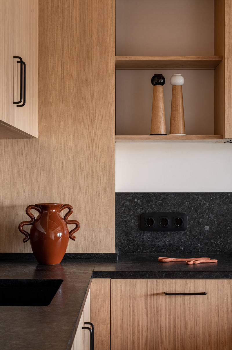 Dossier de presse | 7482-01 - Communiqué de presse | Pied-à-Terre With a Lot of Wood - Yana Molodykh - Design d’intérieur résidentiel - Crédit photo : Yevhenii Avramenko