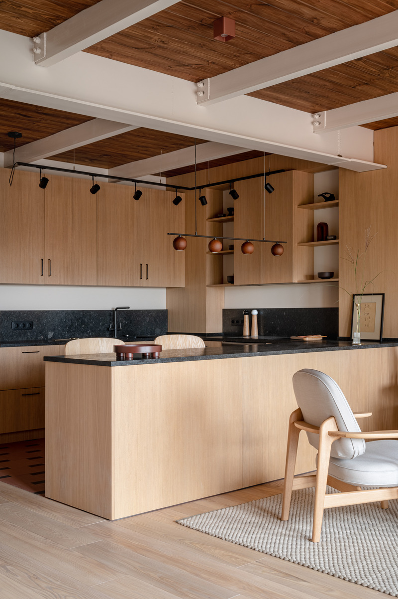 Dossier de presse | 7482-01 - Communiqué de presse | Pied-à-Terre With a Lot of Wood - Yana Molodykh - Design d’intérieur résidentiel - Crédit photo : Yevhenii Avramenko