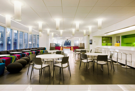 Press kit | 865-02 - Press release | Astral Media - Lemay - Commercial Interior Design - Salle à manger de l’équipe Astral - Photo credit: Claude-Simon Langlois
