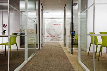 Press kit | 865-02 - Press release | Astral Media - Lemay - Commercial Interior Design - Espace de circulation des bureaux fermés - Photo credit: Claude-Simon Langlois