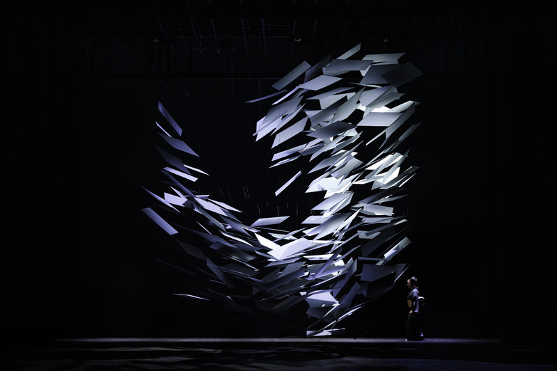 Press kit | 3767-03 - Press release | "Into the Space":  An Installation Art Space  That Attempts to Express Japanese Beauty recognized with BoY Honoree and AMP Award - NAKAMURA KAZUNOBU DESIGN-WORKS - Art - Japanese dance performances were held at this location, and before and after the performances, the audience was invited on stage to actually experience the installation. - Photo credit:  Masaki Komatsu  