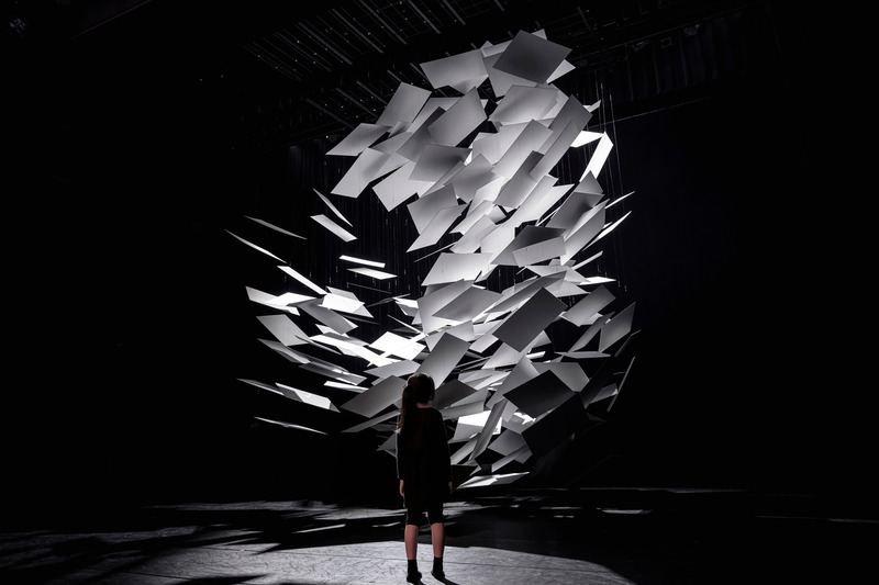 Press kit | 3767-03 - Press release | "Into the Space":  An Installation Art Space  That Attempts to Express Japanese Beauty recognized with BoY Honoree and AMP Award - NAKAMURA KAZUNOBU DESIGN-WORKS - Art - Visitors look up and face One being. - Photo credit:  Masaki Komatsu  