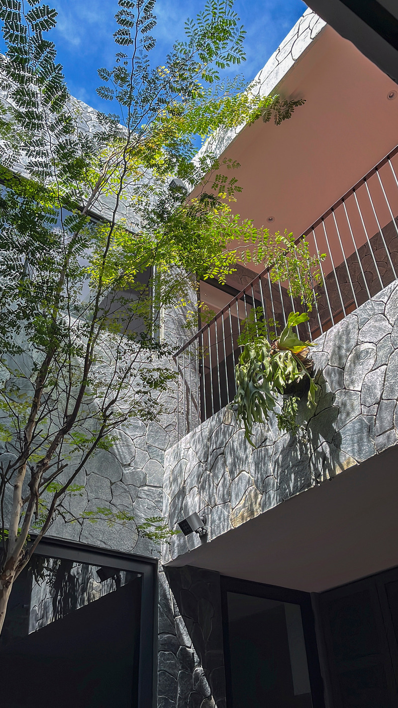 Dossier de presse | 7017-02 - Communiqué de presse | Red House - SAVA - Architecture résidentielle - Courtyard - with elevated walkway to master bedroom - Crédit photo : Aron Beh