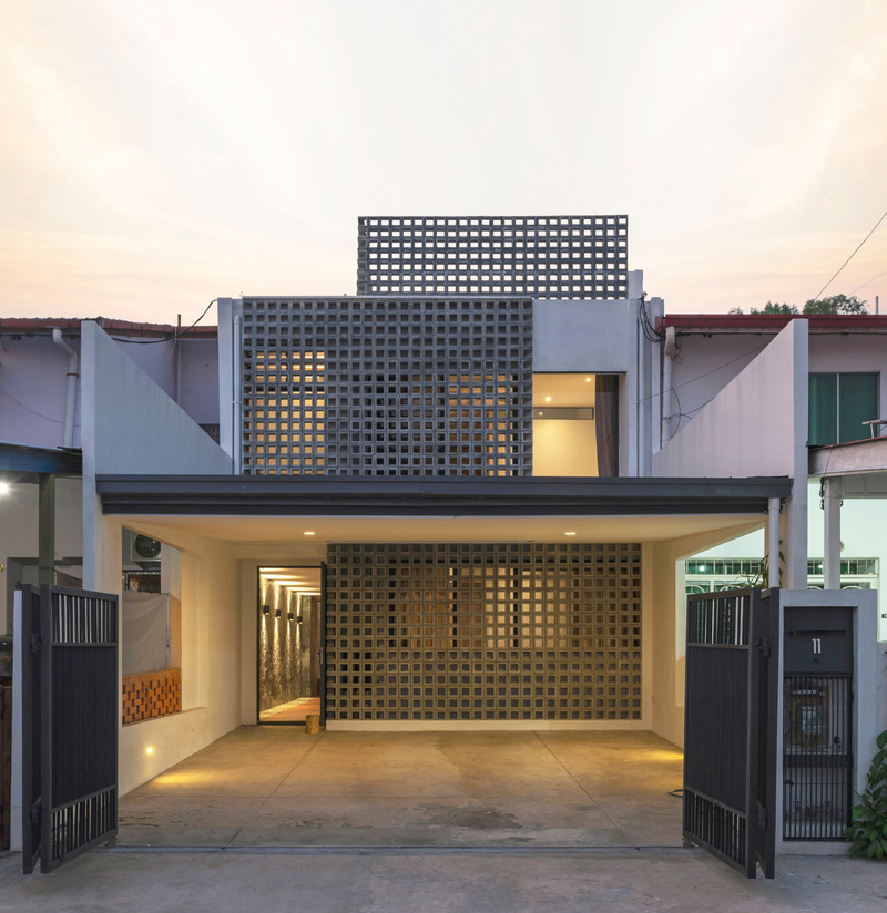Dossier de presse | 7017-02 - Communiqué de presse | Red House - SAVA - Architecture résidentielle - Front facade - simple arrangement of concrete vent blocks - Crédit photo : Ryan Chan