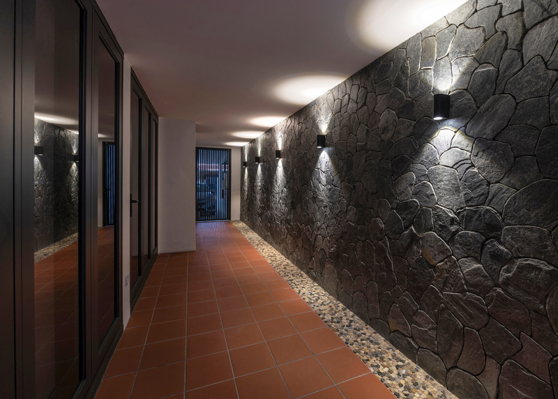 Dossier de presse | 7017-02 - Communiqué de presse | Red House - SAVA - Architecture résidentielle - Terracotta walkway - shaded and semi-outdoor - Crédit photo : Ryan Chan