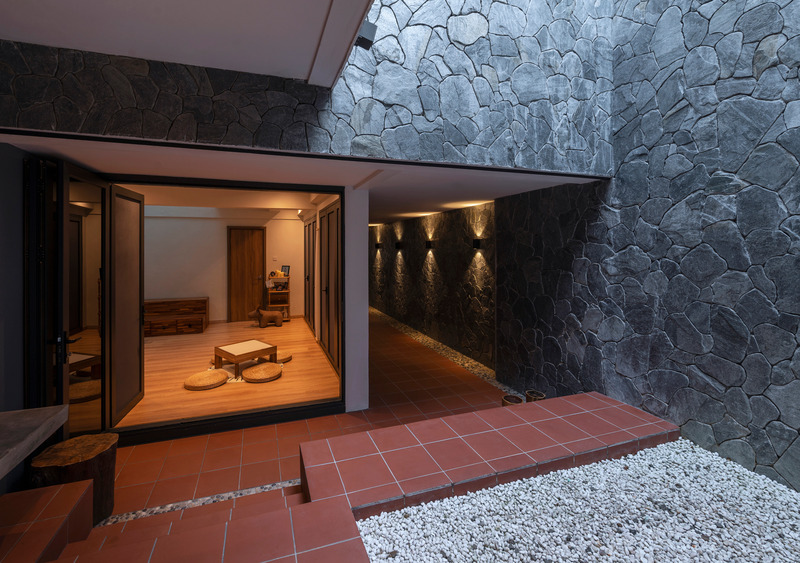 Dossier de presse | 7017-02 - Communiqué de presse | Red House - SAVA - Architecture résidentielle - Terracotta walkway - guiding path to the courtyard - Crédit photo : Ryan Chan
