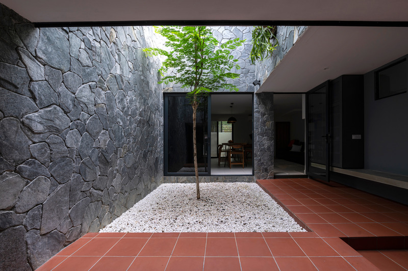 Dossier de presse | 7017-02 - Communiqué de presse | Red House - SAVA - Architecture résidentielle - Courtyard - elevated new rear extension and entry to private space - Crédit photo : Ryan Chan