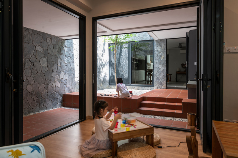 Dossier de presse | 7017-02 - Communiqué de presse | Red House - SAVA - Architecture résidentielle - Playroom - activities to spill out to courtyard and walkway  - Crédit photo : Ryan Chan