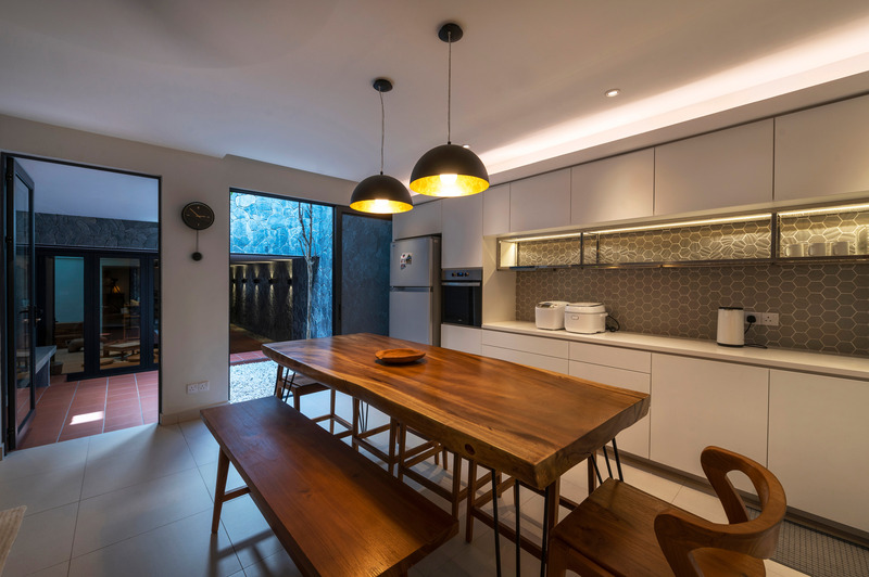 Dossier de presse | 7017-02 - Communiqué de presse | Red House - SAVA - Architecture résidentielle - Kitchen &amp; dining area - with courtyard view - Crédit photo : Ryan Chan