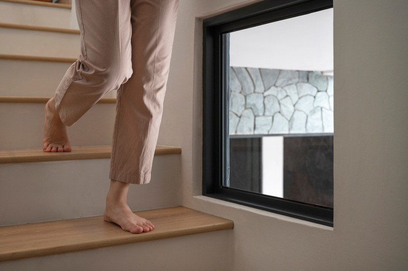 Dossier de presse | 7017-02 - Communiqué de presse | Red House - SAVA - Architecture résidentielle - Staircase - with view out to courtyard - Crédit photo : Ryan Chan