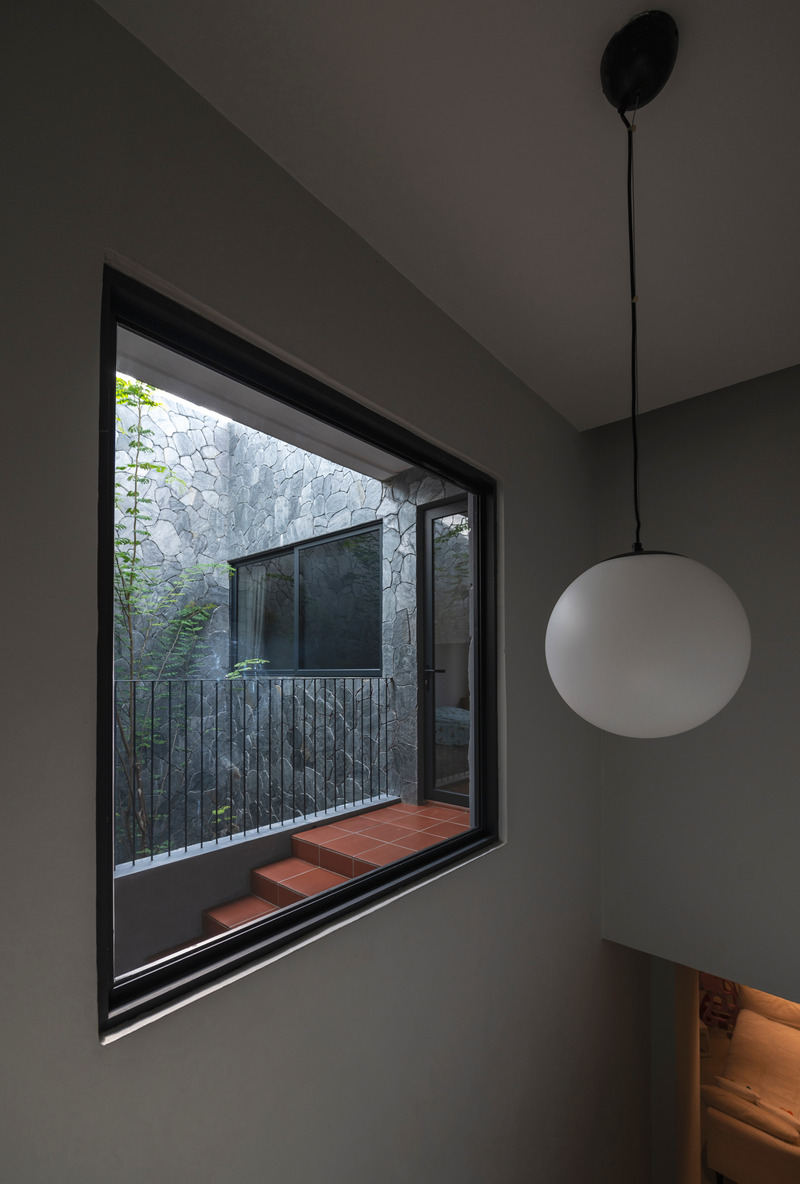 Dossier de presse | 7017-02 - Communiqué de presse | Red House - SAVA - Architecture résidentielle - Staircase - with view out to courtyard and tree - Crédit photo : Ryan Chan