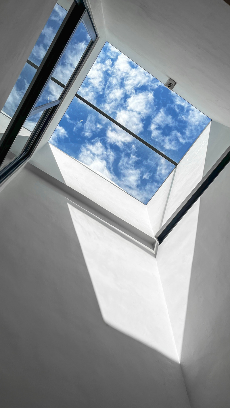 Dossier de presse | 7017-02 - Communiqué de presse | Red House - SAVA - Architecture résidentielle - Skylight - source of natural light for playroom and living room - Crédit photo : Aron Beh