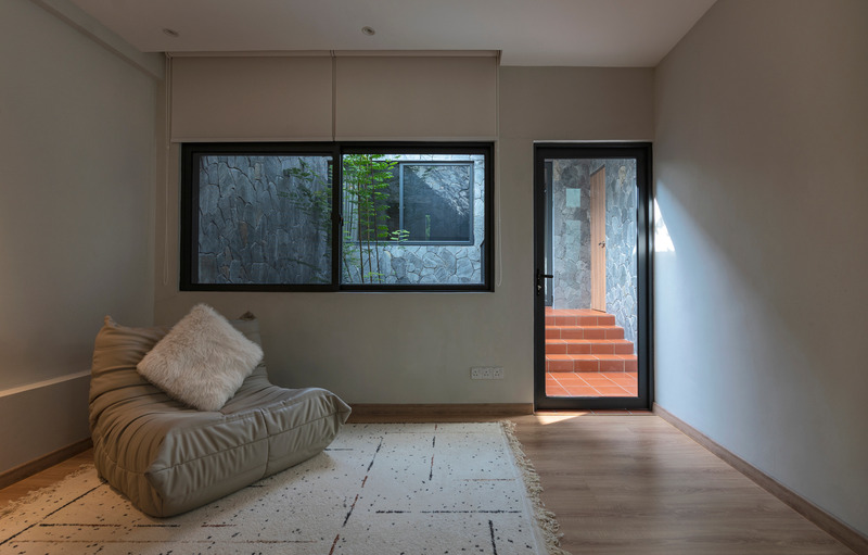 Dossier de presse | 7017-02 - Communiqué de presse | Red House - SAVA - Architecture résidentielle - Living room - view towards courtyard - Crédit photo : Ryan Chan