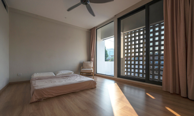 Dossier de presse | 7017-02 - Communiqué de presse | Red House - SAVA - Architecture résidentielle - Bedroom - with generous natural light filtered by vent blocks - Crédit photo : Ryan Chan