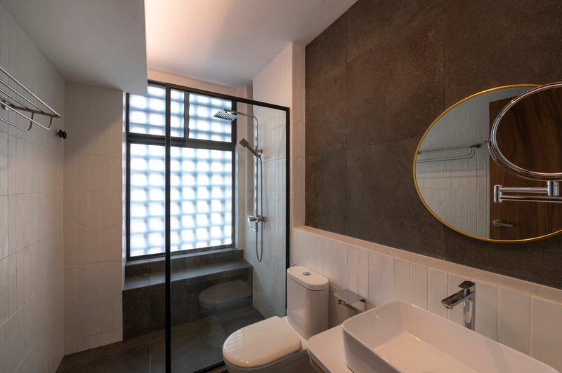 Dossier de presse | 7017-02 - Communiqué de presse | Red House - SAVA - Architecture résidentielle - Bathroom - natural light filtered by vent block for privacy - Crédit photo : Ryan Chan