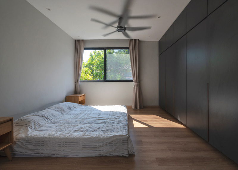 Dossier de presse | 7017-02 - Communiqué de presse | Red House - SAVA - Architecture résidentielle - Master bedroom - with green view of the surrounding in addition to the courtyard view - Crédit photo : Ryan Chan