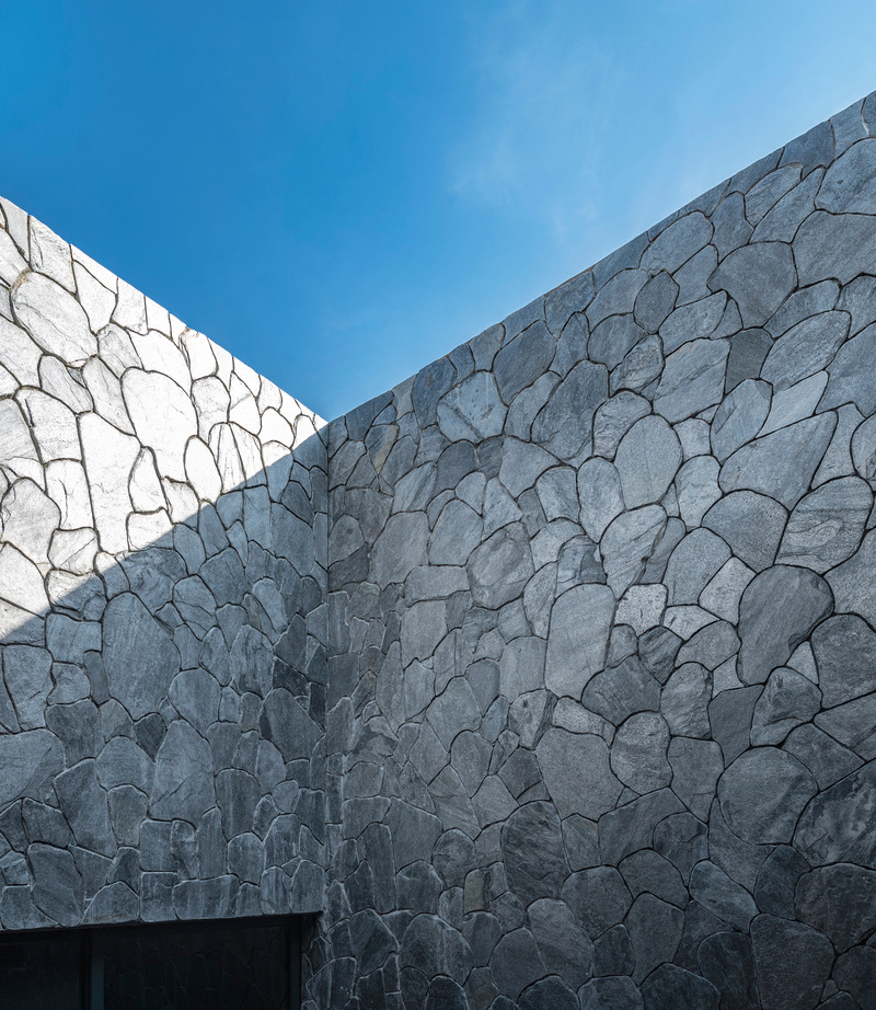 Dossier de presse | 7017-02 - Communiqué de presse | Red House - SAVA - Architecture résidentielle - Courtyard - stone wall - Crédit photo : Ryan Chan